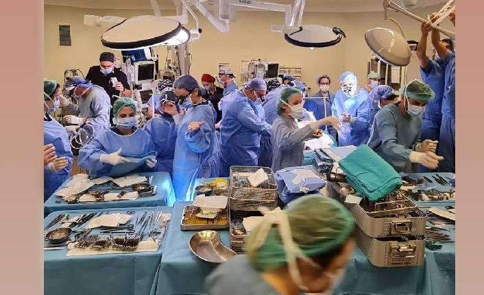 Aynı bedende yaşayan bebekler uzun süren başarılı ameliyatla ayrıldı