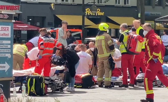 Berlin'de bir araç kalabalığın arasına daldı