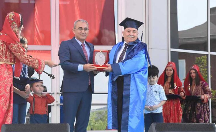 63 yaşında mühendis oldu