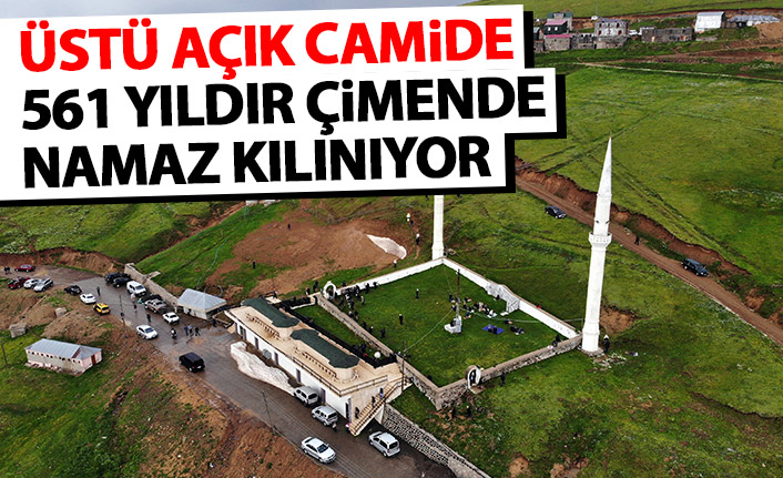 Üstü açık camide 561 yıldır çimen üzerinde Cuma namazı kılınıyor