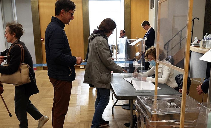 Fransa'da halk sandık başına gitti