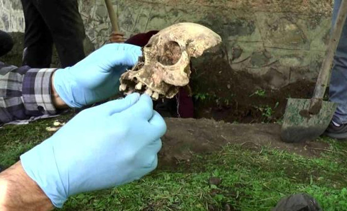 Su patlağı için kazı yapan ev sahibi hayretler içerisinde kaldı