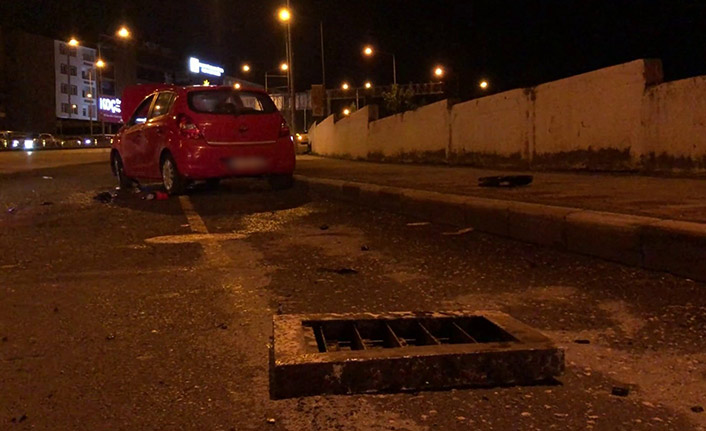 Logar kapağına çarpan otomobil devrildi: 3 yaralı