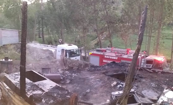 Bayburt'ta elektrikten yangın! Eşyalar küle döndü