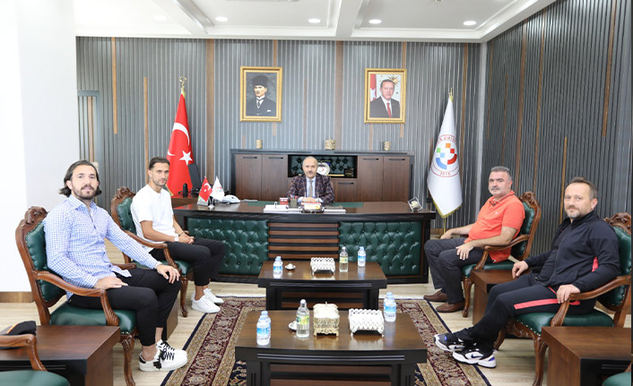 Milli futbolcumuz Yusuf Yazıcı'dan Trabzon Üniversitesi rektörüne ziyaret