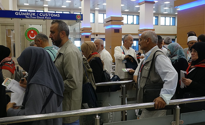 Trabzon'da ilk hacı kafilesi dualarla uğurlandı