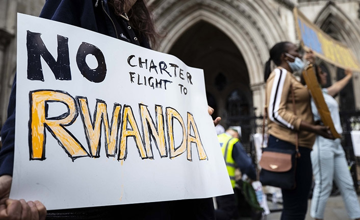 İngiltere'de sığınmacıların Ruanda'ya götürülmesine ilk uçuşla onay verildi
