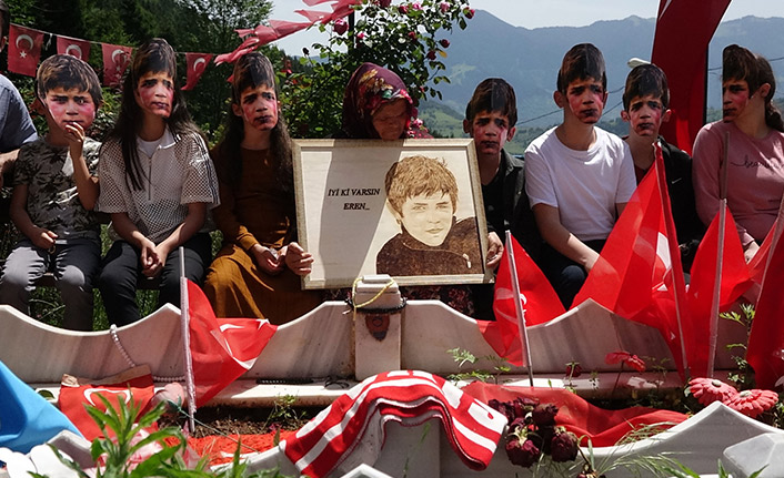 Şehit Eren Bülbül maskeli ziyaret, annesini duygulandırdı