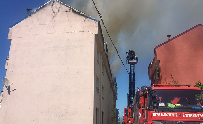 Trabzon'da çatı yangını paniğe neden oldu