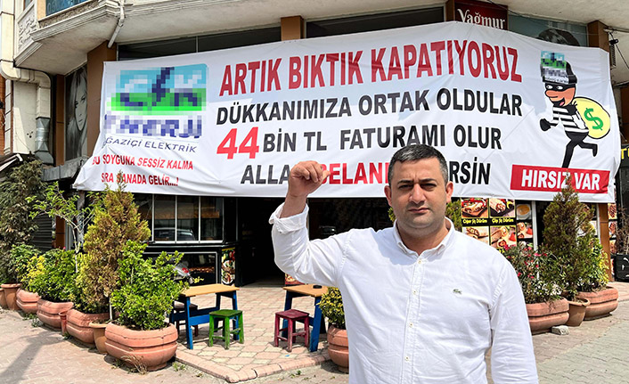 Elektrik faturasına kızdı, “Hırsız var” diye pankart astı