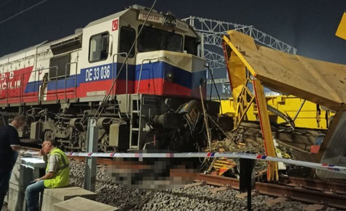 Kendiliğinden hareket eden lokomotif işçilere çarptı