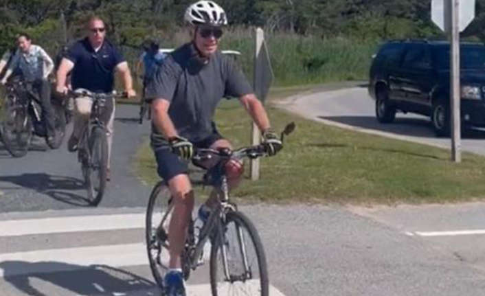 Biden selam vermek isterken bisikletten düştü! İşte o anlar