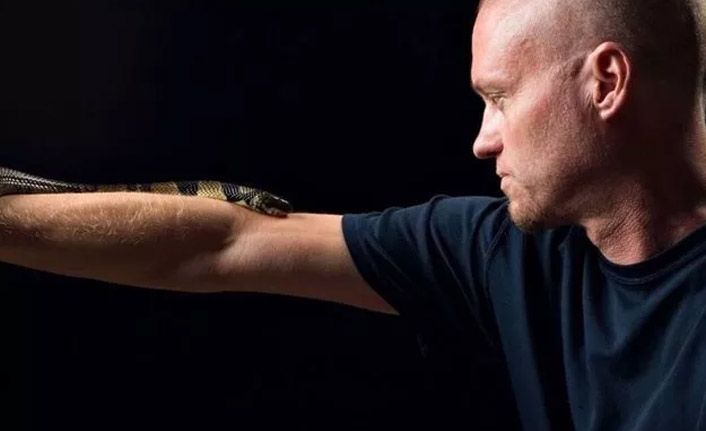 İki kez öldü yine durmadı! kendini yılanlara yem ediyor