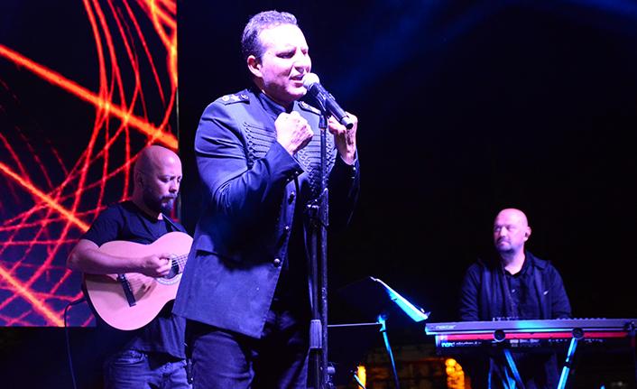 Rafet El Roman, Trabzonspor bestesini konserinde ilk kez söyledi