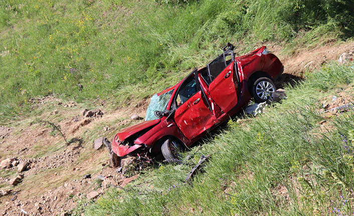 Erzurum'da otomobil şarampole yuvarlandı, ölü ve yaralılar var