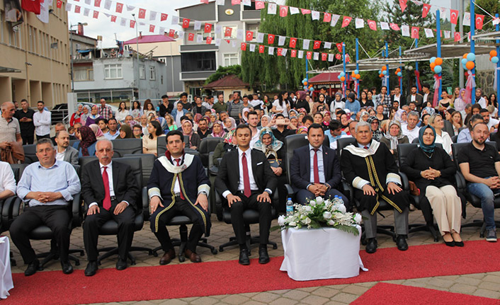 Vakfıkebir Meslek Yüksekokulu mezunlarını törenle uğurladı