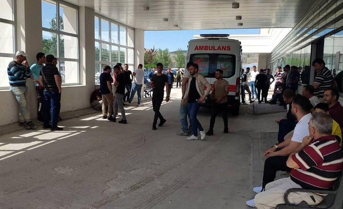 Bayburt'ta bıçaklı kavga! Ayırmak için girdi bekçiyi bıçakladı