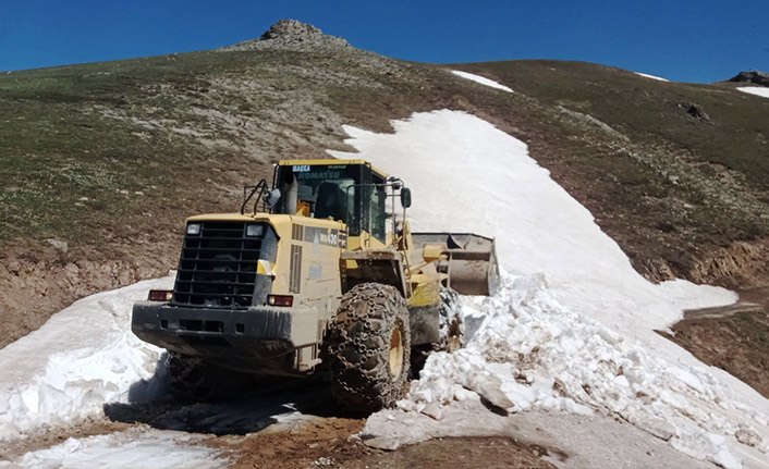 Maçka'da 66 mahallede yol çalışmaları sürüyor