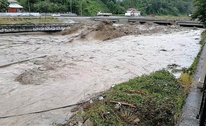 İnebolu'da sel suları 2 köprüyü yıktı