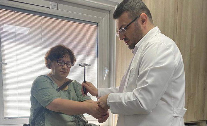 Trabzon'a tekerlekli sandalyeyle geldi, yürüyerek ayrıldı