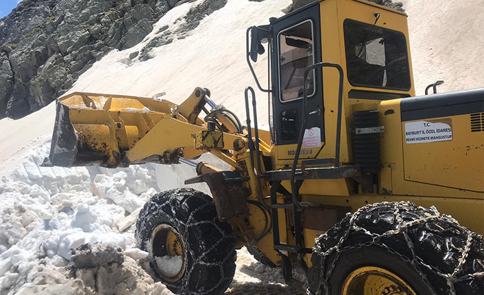 Haziran ayında o yolda kar küreme çalışması!