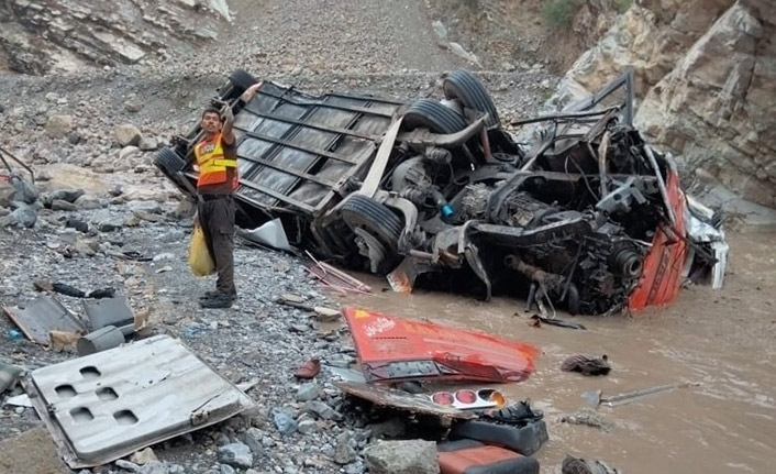 Ülkeyi harekete geçiren olay! Otobüs vadiye uçtu 19 ölü, 12 yaralı