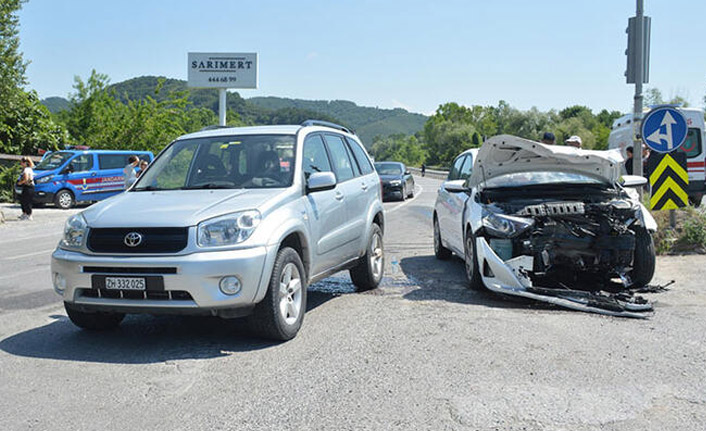 Sakarya'da otomobil, cipe çarptı: 6 yaralı