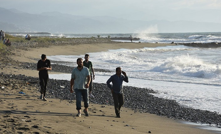 Trabzon'da denizde kaybolan genci arama çalışmaları devam ediyor