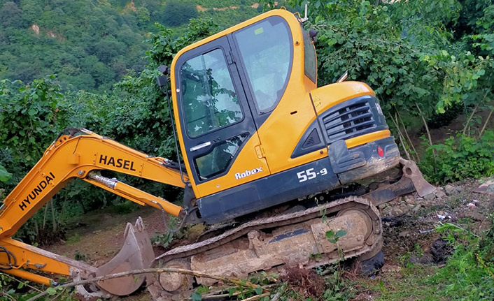 Trabzon’da iş makinası ile kamyon devrildi