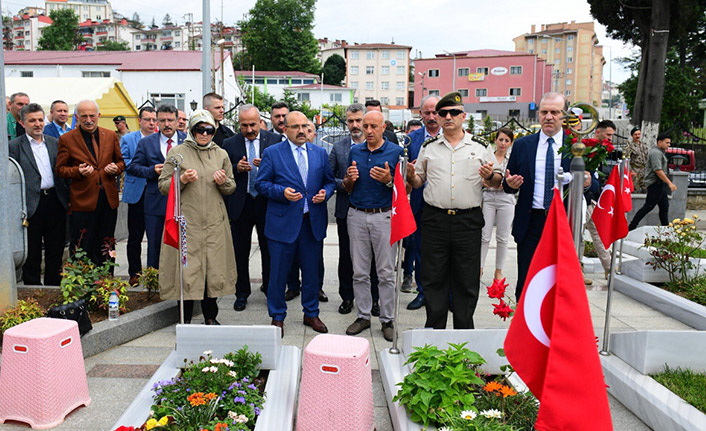 Trabzon'da şehitliklere arife ziyareti