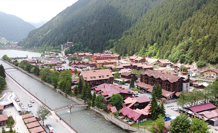 Uzungöl'e turist akını, konaklayacak yer kalmadı
