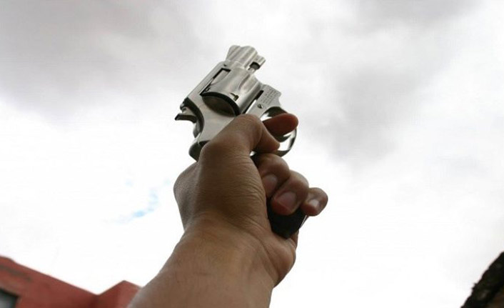 Trabzon'da yorgun mermi yaraladı