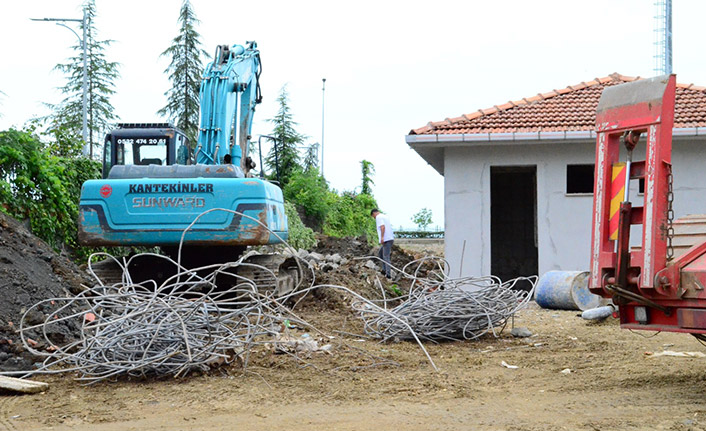 Trabzon Gençlik ve Spor İl Müdürlüğü kaçak olarak yaptığı yapıyı yıktı