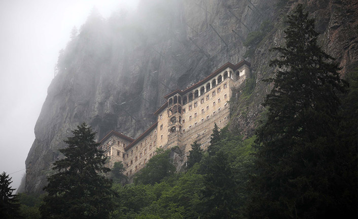 Sümela Manastırı'na ziyaretçi akını, uzun kuyruklar oluştu