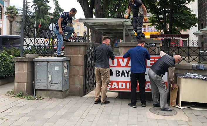 Trabzon’da tarihi camideki tabela kirliliğine müdahale