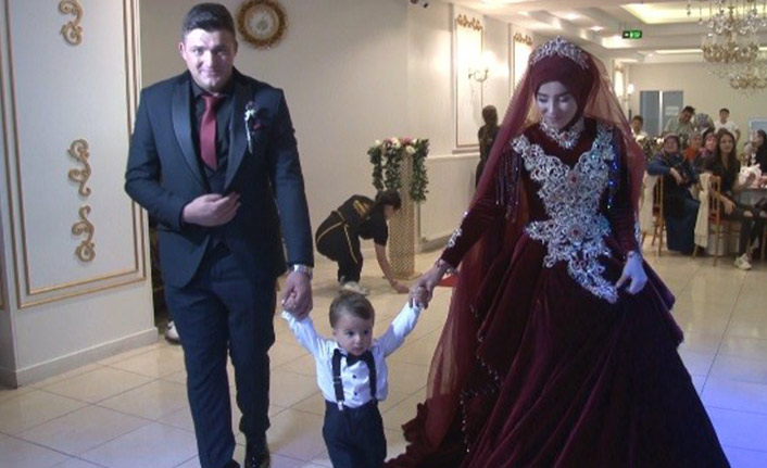 Pandemide yapamadıkları düğünü 1.5 yaşındaki çocuğuyla yaptılar