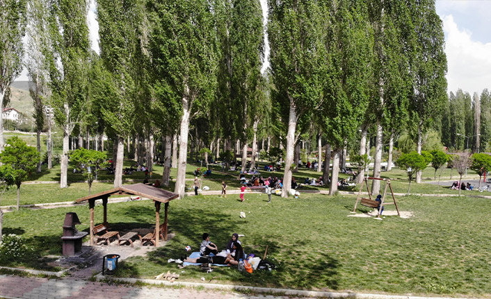 Sıcaklıklar artınca mesire yerleri doldu taştı