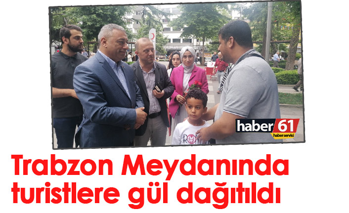 Trabzon'da arap turistlere gül dağıtıldı