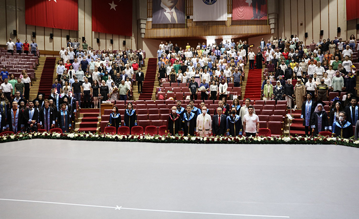 KTÜ Diş Hekimliği Fakültesi'nde Mezuniyet Coşkusu