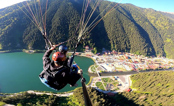 Arap turistler Trabzon'da yamaç paraşütünün keyfini çıkarıyor