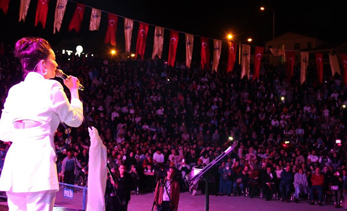 Öykü Gürman, Bayburt'ta hem coştu hem coşturdu