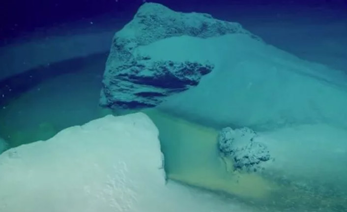 Okyanusta ölümcül delik içine giren her şeyi saniyeler içinde yok ediyor