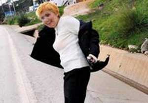 Kedi kesip kanını içen kadın