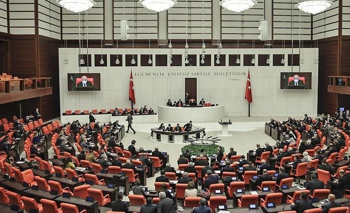 TBMM 818 saat çalışarak 83 kanun çıkardı