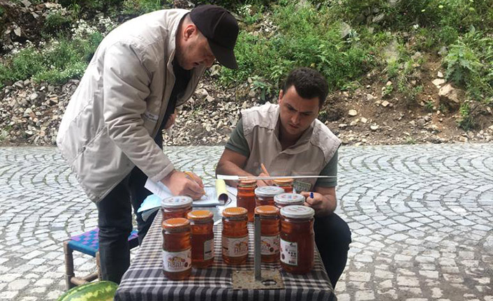 Trabzon'da bal satıcılarına denetim yapıldı