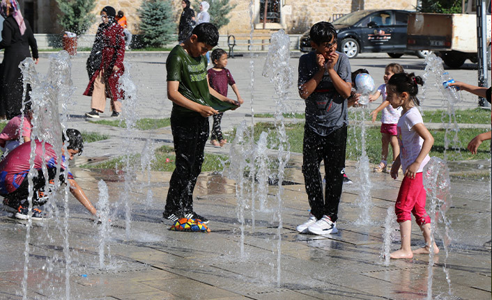 Bayburt’ta kavurucu sıcaklarda çocuklar fıskiyelerle serinledi