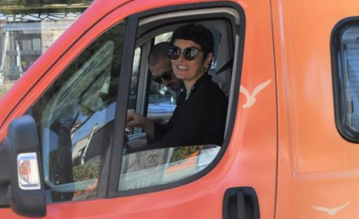 Ezgi Mola modaya uydu! Direksiyon başına geçip karavan tatiline çıktı