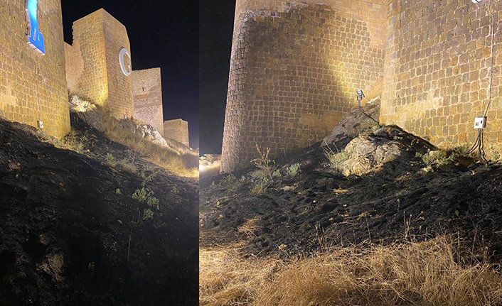 Bayburt Kalesi'nde torpiller yangın çıkardı