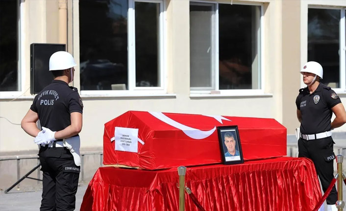 Polis memuru kalbine yenildi