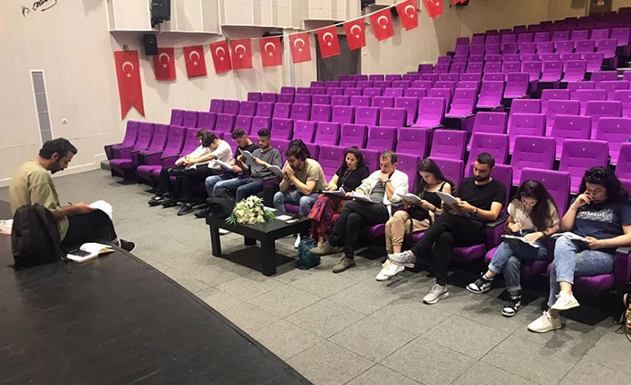 İzlenmesi gereken bir oyun ‘’gerçeğe uyanış’’